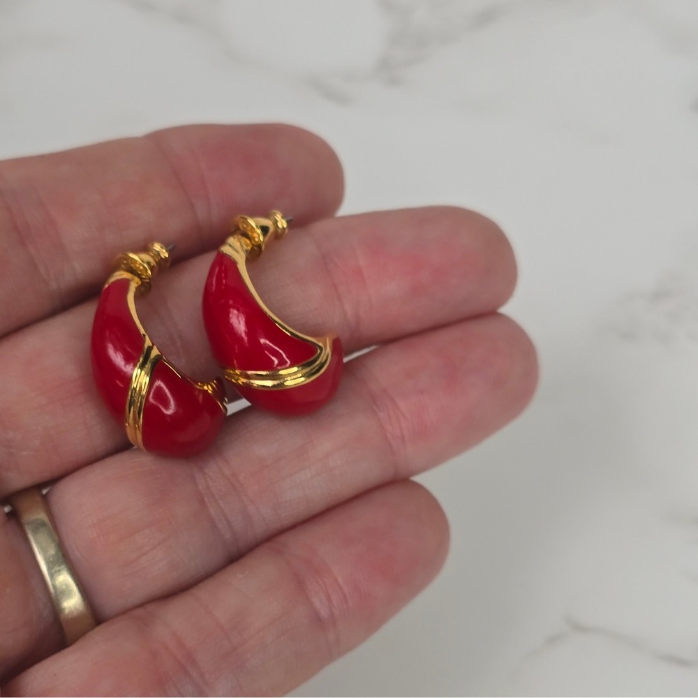 Vintage Monet Jewelry Lot Gold Tone Bamboo Brooch Filigree Pin Red Hoop Earrings - Picture 10 of 13